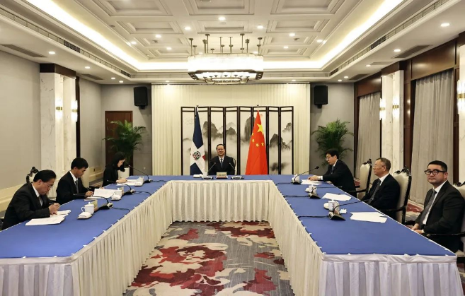 PG赏金女王环境“助力”多米尼加清运垃圾，，，，，，，毛伟明省长出席线上交代典礼